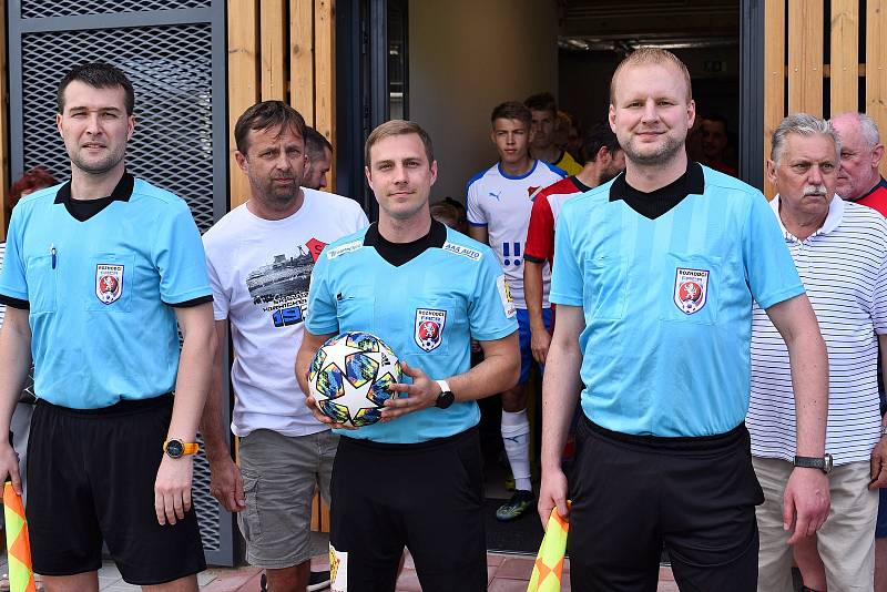 Fotbalisté Hlubiny se v rámci oslav otevření nové tribuny utkali s rezervou ostravského Baníku. Favorizovaní hosté vyhráli 3:1. Utkání byl přítomen také majitel Baníku Ostrava Václav Brabec.