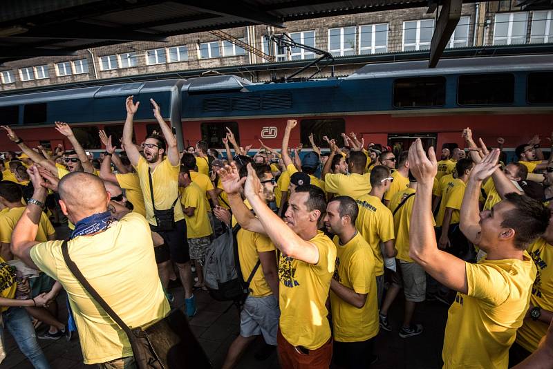 Příjezd fanoušků Opavy do Ostravy na fotbalové derby Slezska, září 2016.