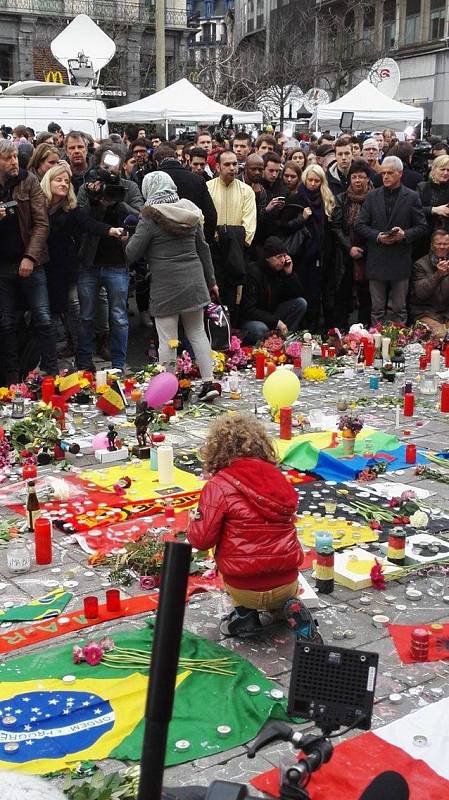 Den po tragické události lidé uctili minutou ticha památku obětí úterních událostí na náměstí Place de la Bourse. Mezi přítomnými byli i muslimové.