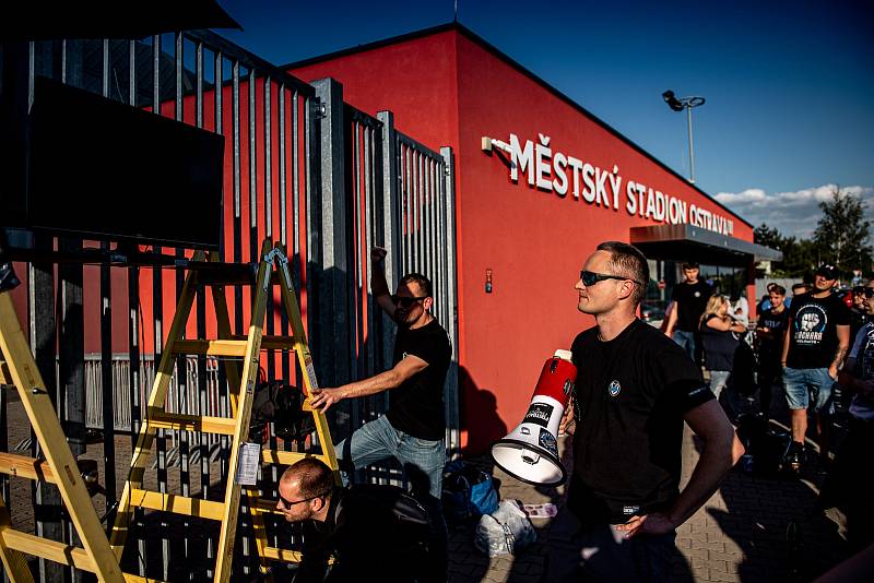 Fanoušci FC Baník Ostrava fandí venku před stadionem kvůli zpřísněným podmínkám spojených s koronavirem. Utkání 27. kola první fotbalové ligy: FC Baník Ostrava - FC Viktoria Plzeň, 3. června 2020 v Ostravě.