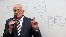 Prezident Václav Klaus při své návštěvě Ostravy poobědval s podnikateli sdruženými v Národním strojírenském klastru a navštívil Ekonomickou fakulty Vysoké školy báňské Technické univerzity Ostrava.