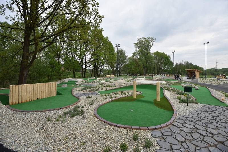 GOLF PARK LHOTKA nabízí cvičnou louku s odpališti zvanou driving range, chipping green pro rány z terénu, cvičné jamkoviště (putting green), zmenšený adventure golf s překážkami a kavárnu. 