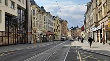 V těchto místech v Nádražní  ulici v centru Ostravy s film natáčel. Zde se odehrála scéna se stříkáním šampaňského po lidech na zastávce.