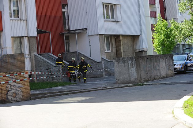 Okolí věžového domu neprodyšně uzavřela policie. Na místo dorazili i pyrotechnici.