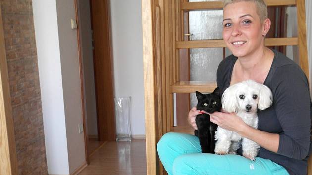 Petra Sekerová doma v Horních Datyních poskytuje dočasný azyl psům a kočkám. 