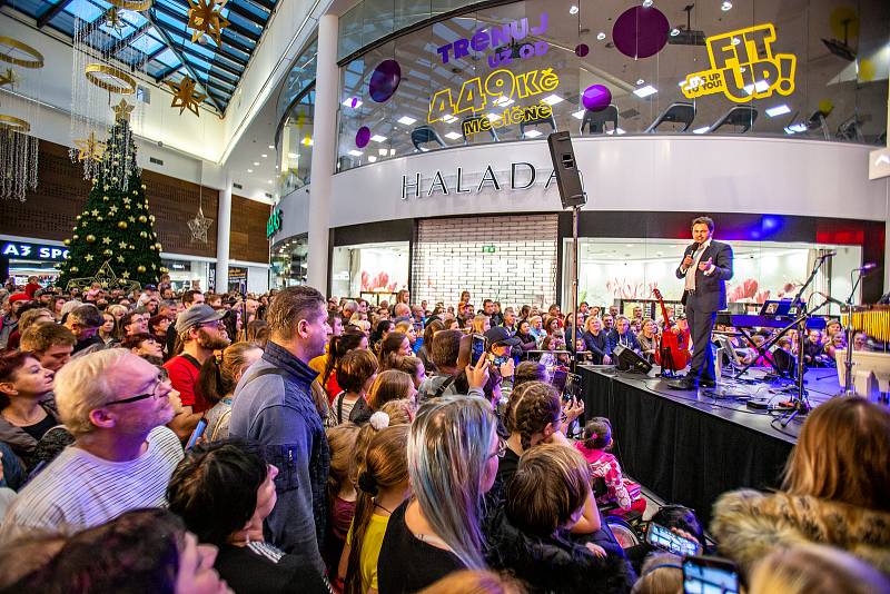 Ewa Farna rozsvítila vánoční strom v obchodním centru Avion Shopping Park, 16. listopadu 2019 v Ostravě.