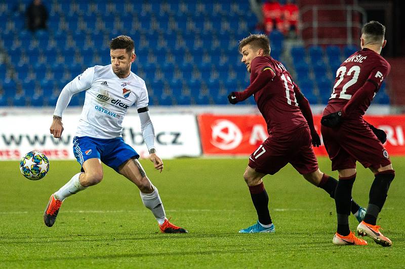 Utkání 20. kola první fotbalové ligy: Baník Ostrava - Sparta Praha, 14. prosince 2019 v Ostravě. Na snímku zleva Martin Fillo, Martin Frýdek, Srdan Plavšič.