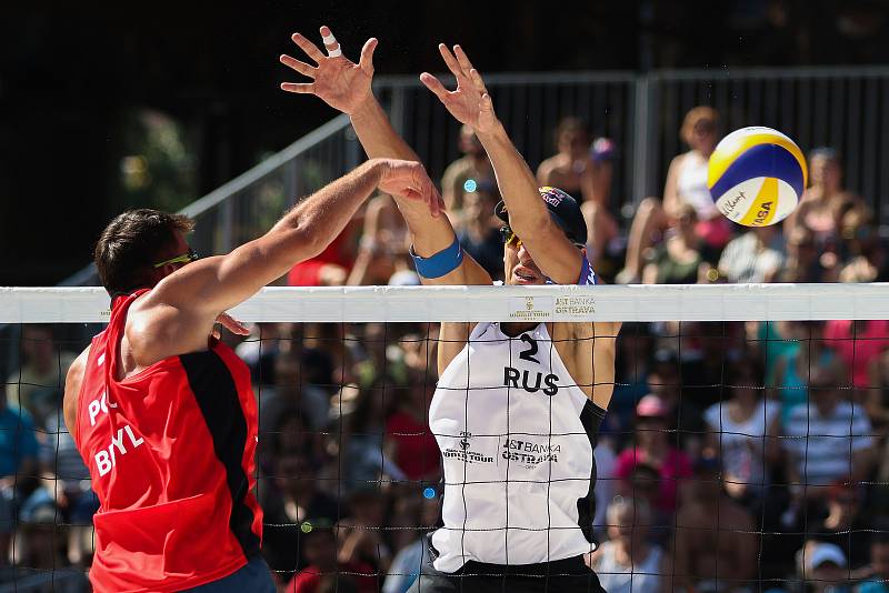 Muži: Zápas o 3. místo Polsko - Rusko. FIVB Světové série v plážovém volejbalu J&T Banka Ostrava Beach Open, 2. června 2019 v Ostravě. Na snímku (zleva) Grzegorz Fijalek (POL), Oleg Stoyanovskiy (RUS).