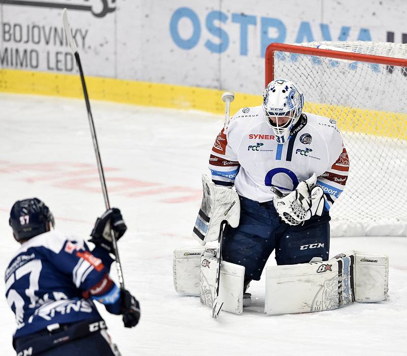 Dohrávka 26. kola hokejové extraligy: HC Vítkovice Ridera - Bílí Tygři Liberec, 5. prosince 2021 v Ostravě. (Zleva) Jan Hruška z Vítkovic a brankář Liberece Jaroslav Pavelka z Liberce.