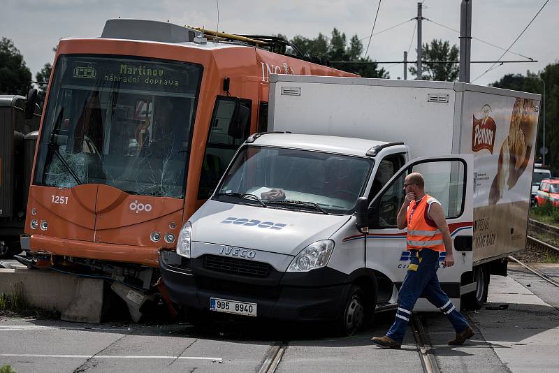 Nehoda tramvaje a nákladního automobilu v Ostravě-Martinově.