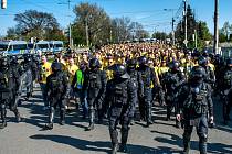 Příjezd opavských fanoušků do Ostravy a jejich přesun na vitkovický stadion na zápas Baník vs. Slezský FC, 21. dubna 2019.
