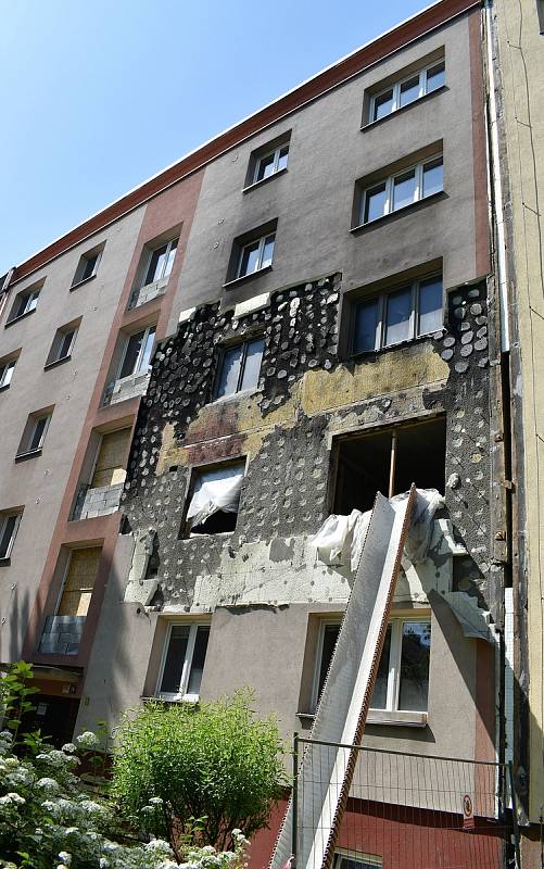 Snímek z května 2022. Dům v Provaznické ulici v Ostravě-Hrabůvce, kde v únoru 2021 vybuchla varna. 