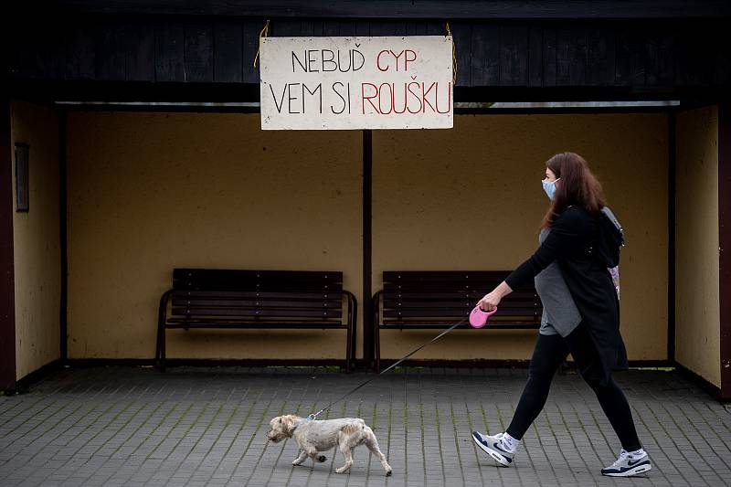 Neznámý autor v Kozmicích (u Hlučína) rozvěšel po vesnici texty které mají lidem připomenou ať nosí roušky.