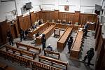 Eskorta přivádí 30. listopadu 2021 do soudní síně Krajského soudu v Ostravě muže obviněného z úmyslně založeného požáru v Bohumíně na Karvinsku, při kterém v srpnu 2020 zemřelo jedenáct lidí.
