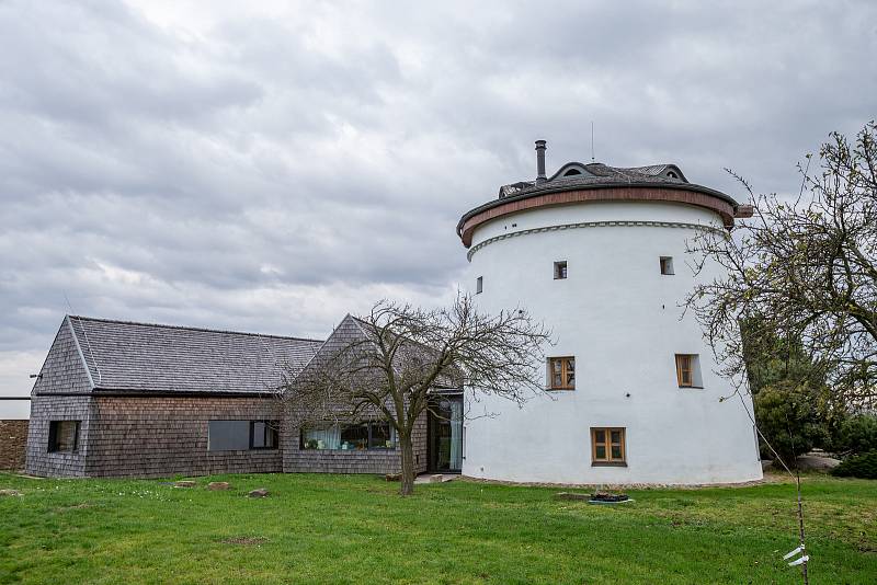 Stavba čtvrtstoletí, 12. listopadu 2019 ve Zbaslavicích. Mlýn Vrchpolí, Zbyslavice.