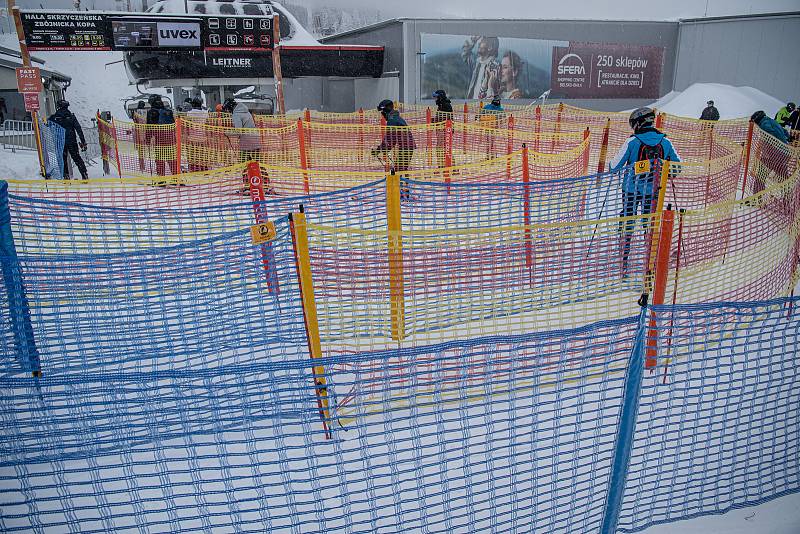 Lyžařská resort Szczyrk Mountain Resort, 12. února 2021 v Szczyrk, Polsko. Od 12. února budou v Polsku s omezenou kapacitou po dobu dvou týdnů podmíněně otevřeny hotely, kina, divadla, filharmonické sály a opery, bazény a sjezdovky.