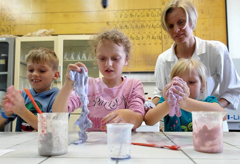 Pod dohledem chemiků z VŠB-TUO si účastníci „vědeckého“ tábora namíchali různobarevný sliz.