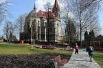 Zrekonstruovaný park u kostela v Polance láká k odpočinku. 