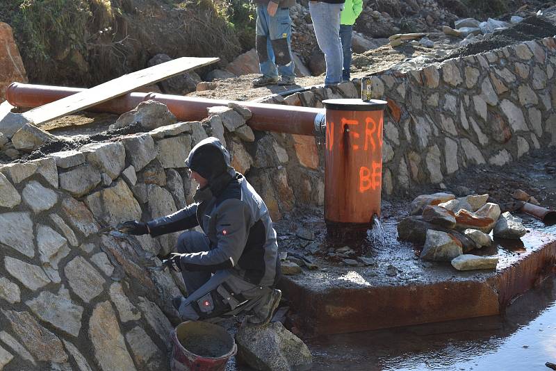 Volně přístupné jezírko s termální vodou za obcí Kalameny prochází rekonstrukcí.