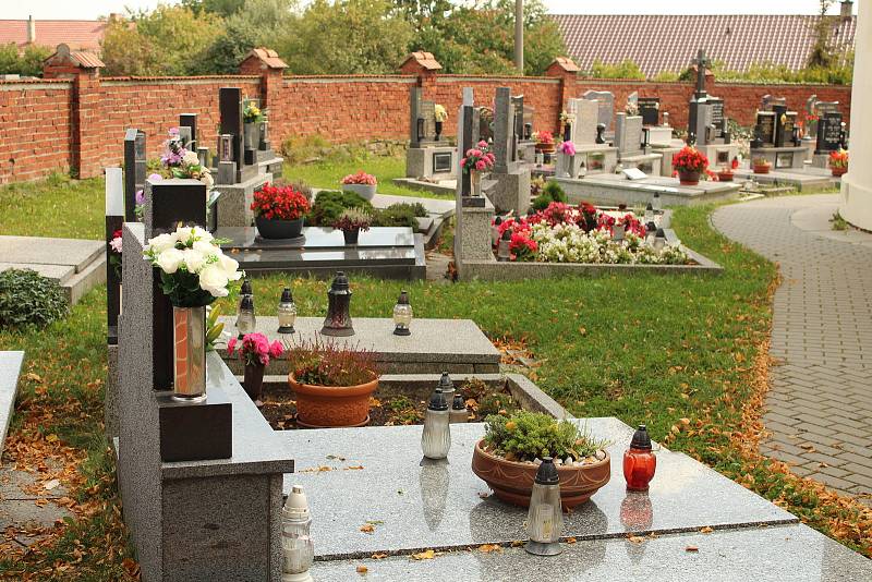 Kostel a hřbitov v Olbramicích.