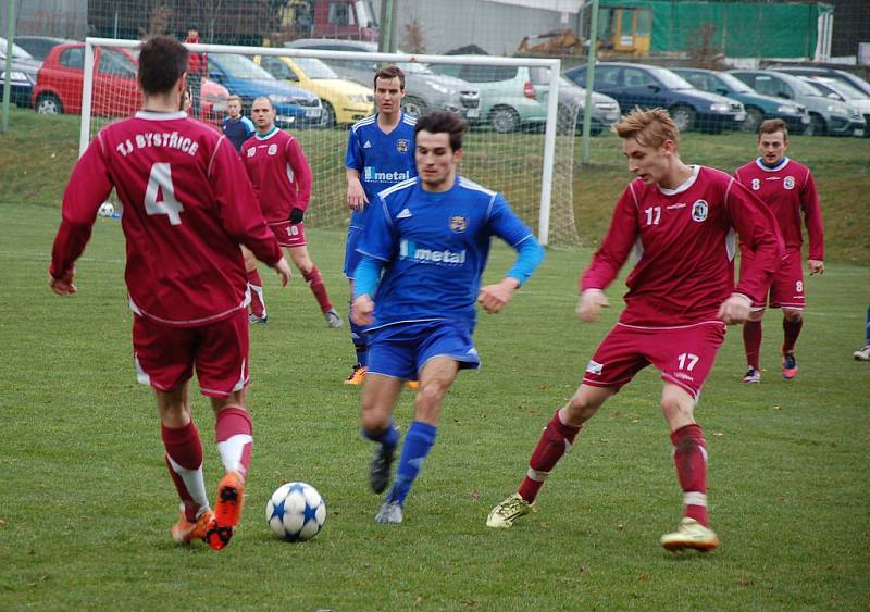 Fotbalisté Dobratic (v modrém) dokázali na úvod jarní sezony porazit na vlastním trávniku favorizovanou Bystřici 3:2. 