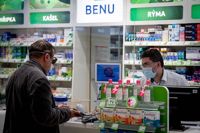 Ochranná bariéra z plexiskla která je umístěna v lékárně Benu (u OC Avion). Má ochránit zejména lékárníky a lékárnice, kteří kvůli nedostatku roušek a respirátorů nemají adekvátní ochranu při kontaktu se zákazníky.