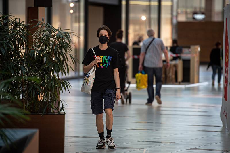 Lidé nakupují v obchodním domě Avion Shopping Park Ostrava, 11. května 2020 v Ostravě.