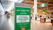 Senioři při nákupech v supermarketu Globus v Ostravě.