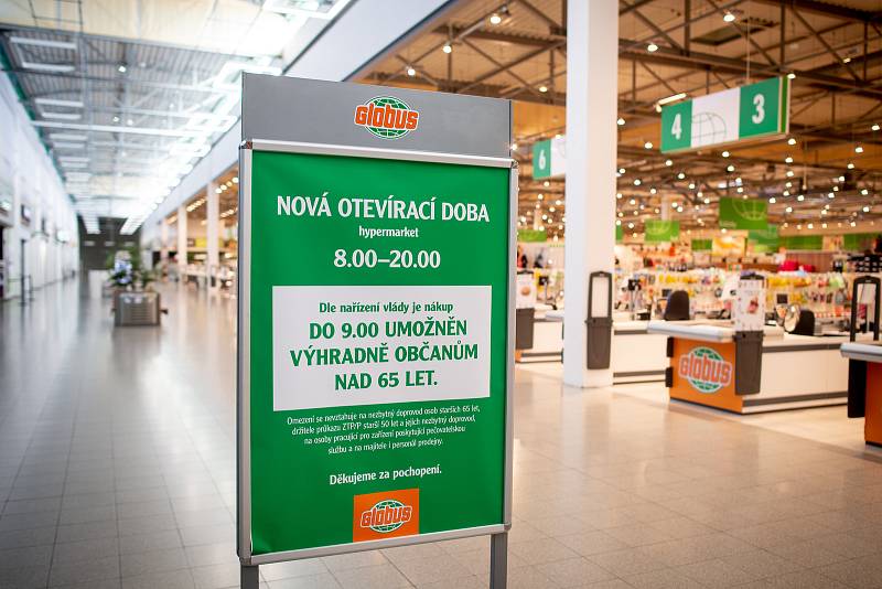 Senioři při nákupech v supermarketu Globus v Ostravě.