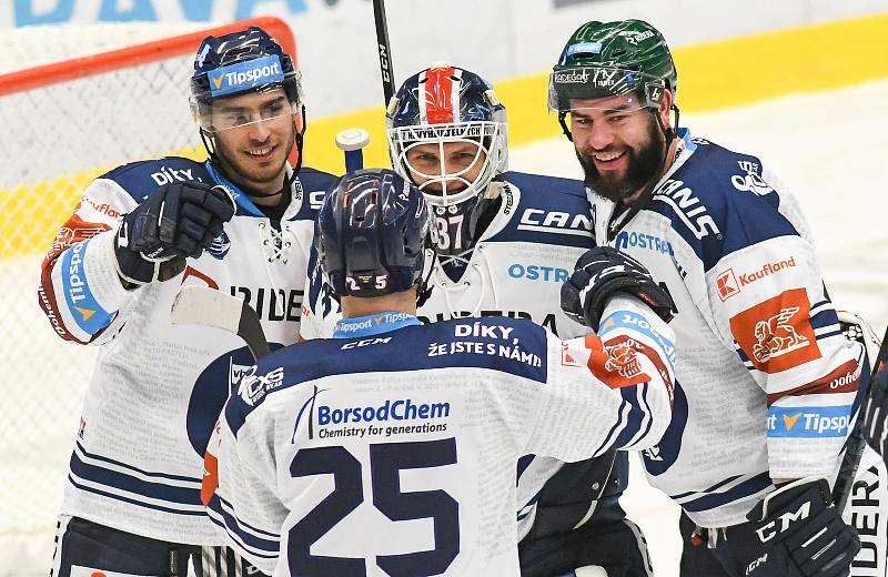 Dominik Lakatoš , brankář Daniel Dolejš a Roman Polák z Vítkovic - 29. kolo Tipsport Extraligy HC VÍTKOVICE RIDERA - HC Oceláři Třinec, 26. prosince 2020 v Ostravě.