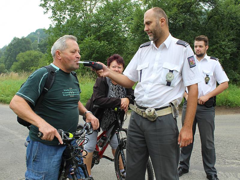 Kontrola alkoholu u cyklistů. Ilustrační snímek.