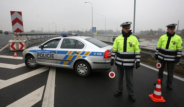 Stojící auto v levém pruhu D1 u Meziříčí: s řidičem ho tlačili pryč i policisté