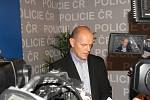 O zadržení pětičlenného gangu informoval na tiskové konferenci náměstek moravskoslezského ředitele pro službu kriminální policie a vyšetřování Radim Wita.