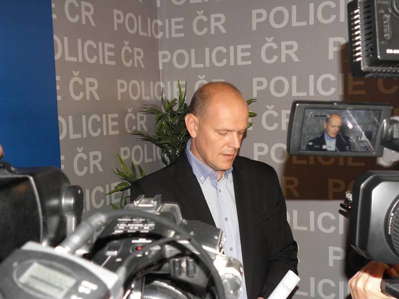 O zadržení pětičlenného gangu informoval na tiskové konferenci náměstek moravskoslezského ředitele pro službu kriminální policie a vyšetřování Radim Wita.