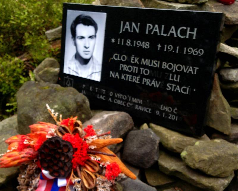 Horské podmínky se podepisují na nové plaketě na pomníčku Jana Palacha.