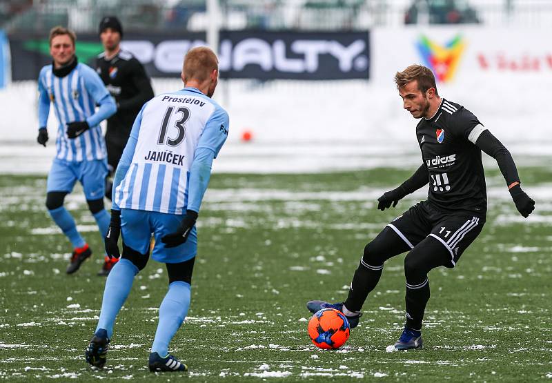 První přípravný zápas Tipsport ligy: Baník Ostrava - 1.SK Prostějov, 8. ledna 2019 v Orlové. Na snímku (zleva) Tomáš Janíček z Prostějova a Nemanja Kuzmanovič z Baníku Ostrava.