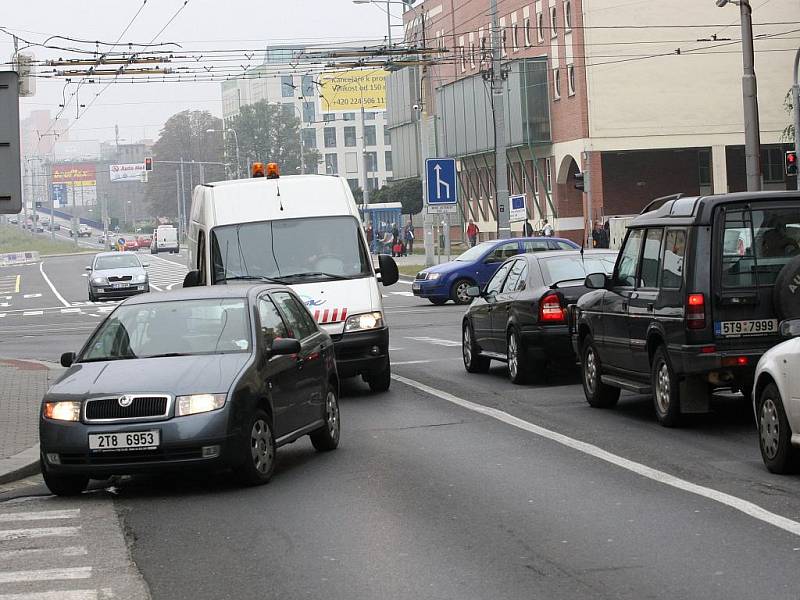 Křižovatka ulic Českobratrská a Nádražní v pondělí ráno kolabuje.
