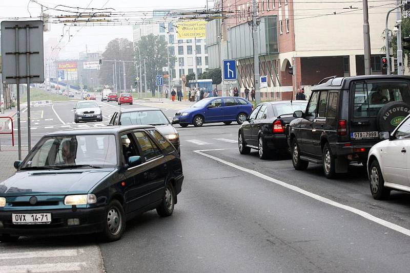 Křižovatka ulic Českobratrská a Nádražní v pondělí ráno kolabuje.