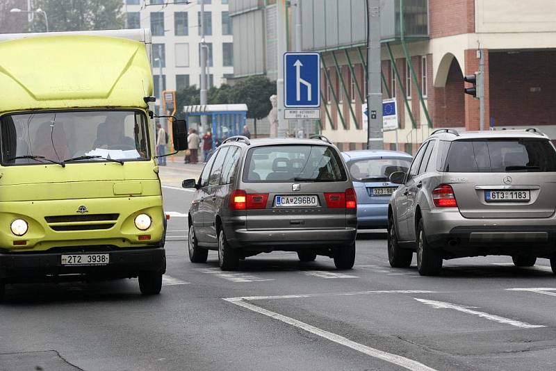 Křižovatka ulic Českobratrská a Nádražní v pondělí ráno kolabuje.