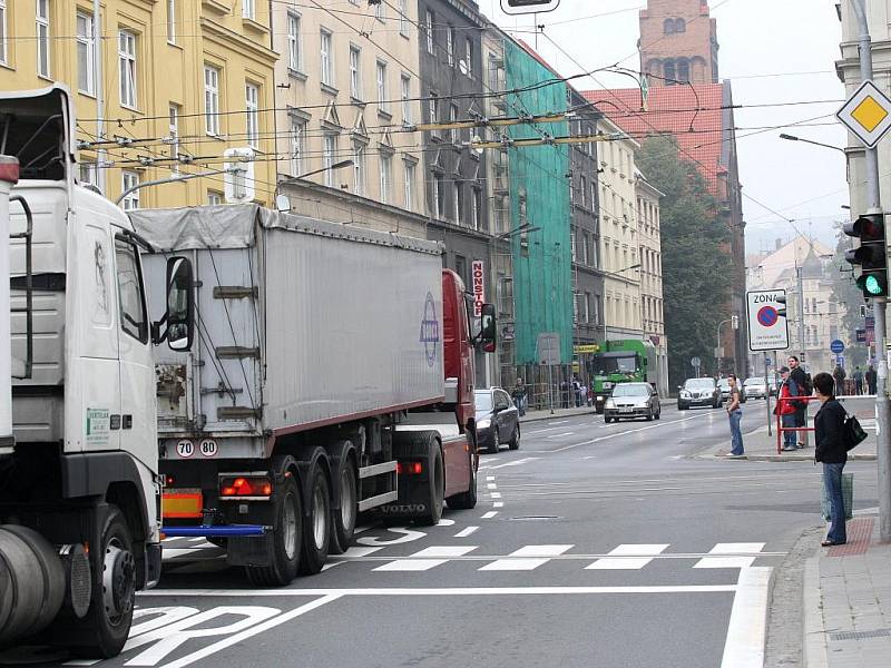 Křižovatka ulic Českobratrská a Nádražní v pondělí ráno kolabuje.