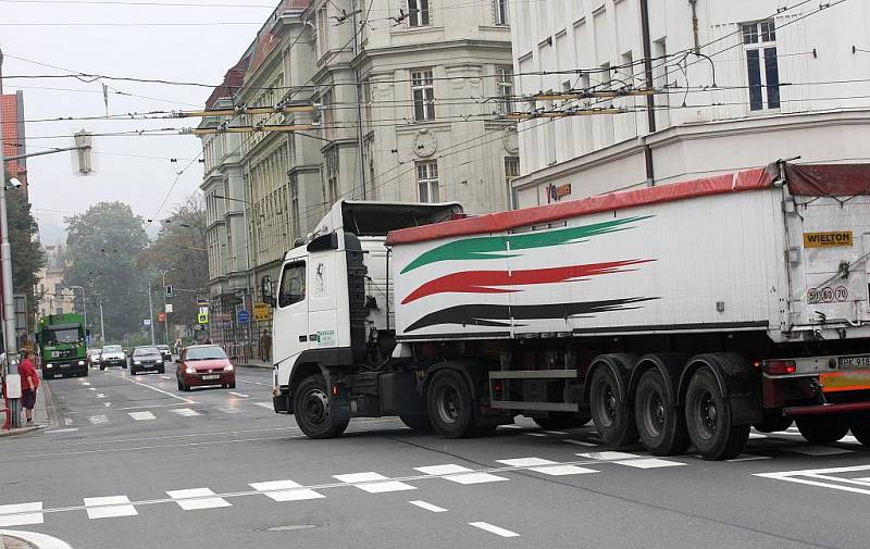 Křižovatka ulic Českobratrská a Nádražní v pondělí ráno kolabuje.