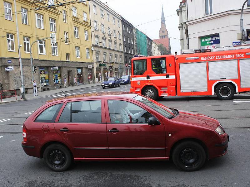 Křižovatka ulic Českobratrská a Nádražní v pondělí ráno kolabuje.