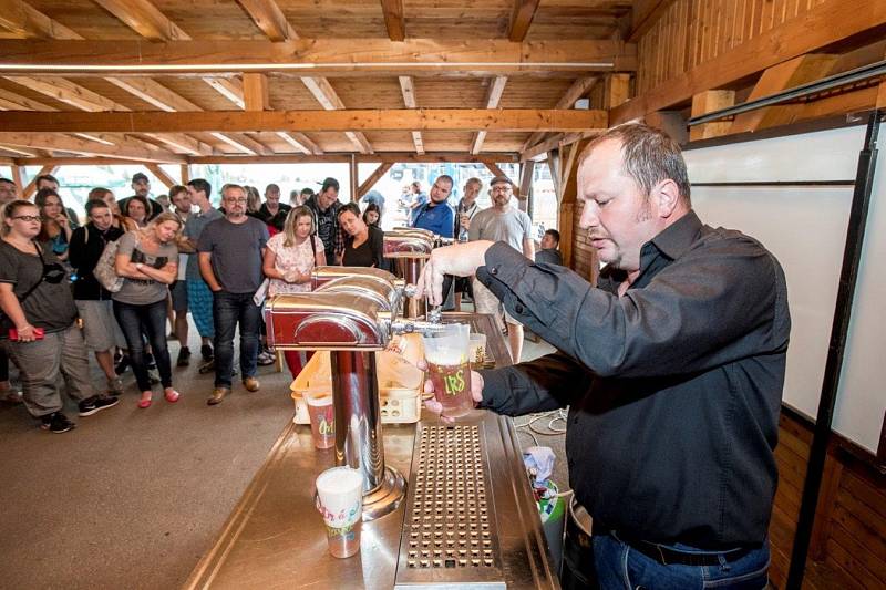  Aby byl i letos čepovaný Radegast na Colours stejně vynikající jako v letech minulých, prošli vybraní výčepní detailním školením, které řídil mistr výčepní Jakub Šrubař.