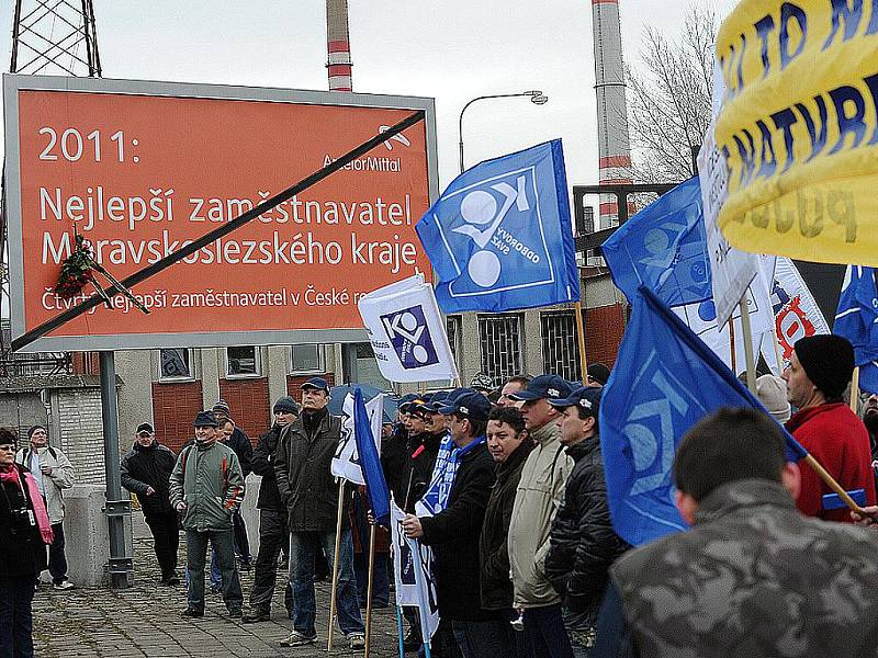 Protestního mítinku před hlavní branou kunčické huti se zúčastnilo několik stovek zaměstnanců. 