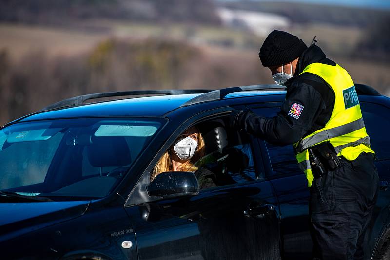Policie ČR a vojáci začali nařízením vlády ČR kontrolovat, jestli lidé dodržují nová protiepidemická opatření omezující volný pohyb mezi okresy. 6. března 2021 v Hukvaldech.