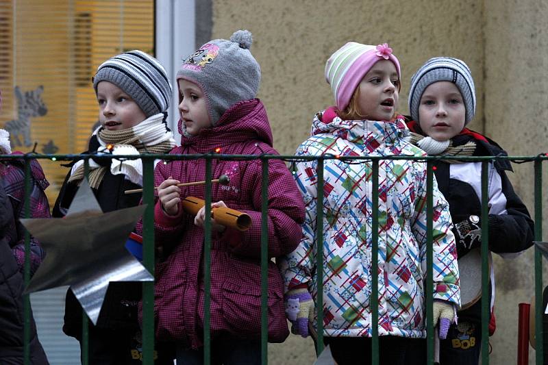 Ke zpívání koled se ve středu 11. prosince v předstihu připojila i i Mateřská škola Adamusova v Ostravě-Hrabůvce. A Deník byl u toho (-: