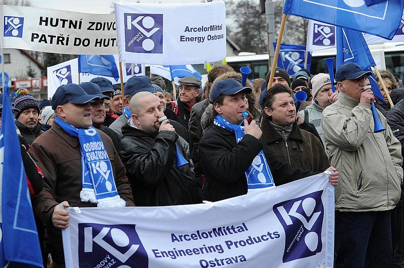 Protestního mítinku před hlavní branou kunčické huti se zúčastnilo několik stovek zaměstnanců. 