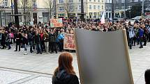 Ve středu se městem prošel protestní průvod, byl další z akcí pořádaných v rámci takzvaného Týdne neklidu. Studenti a někteří pedagogové projevují svůj nesouhlas s reformou.