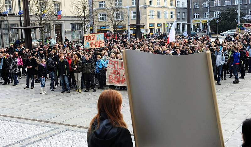 Ve středu se městem prošel protestní průvod, byl další z akcí pořádaných v rámci takzvaného Týdne neklidu. Studenti a někteří pedagogové projevují svůj nesouhlas s reformou.