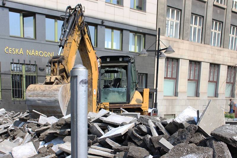 Na náměstí Dr. E. Beneše v centru Ostravy v úterý 4. dubna 2017. Rekonstrukce začala.